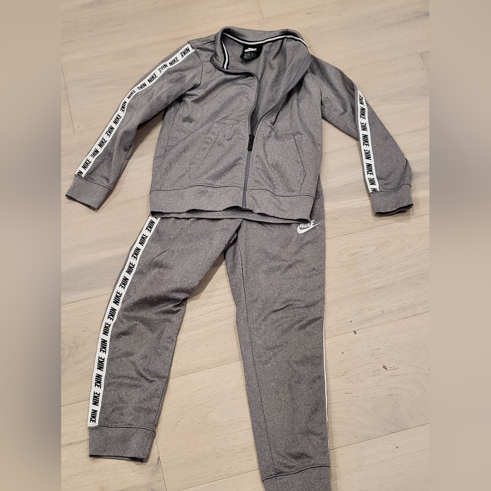 boys Nike youth size 6-7 matching set Grey with white stripe and Nike wrote